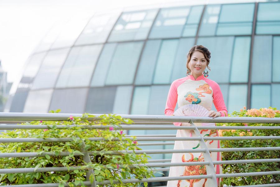 Cô giáo gốc Việt rạng rỡ áo dài khai xuân ở Singapore-5