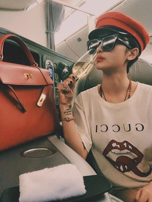 Hàng hiệu của 2 bà vợ Minh Nhựa: Người sang chảnh - người vẫn phèn-12