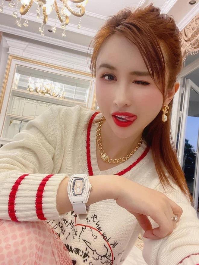 Hàng hiệu của 2 bà vợ Minh Nhựa: Người sang chảnh - người vẫn phèn-13