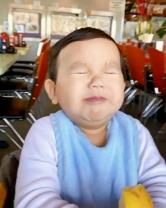 101 biểu cảm của bé khi bị dụ ăn chua khiến ai cũng đổ gục-7