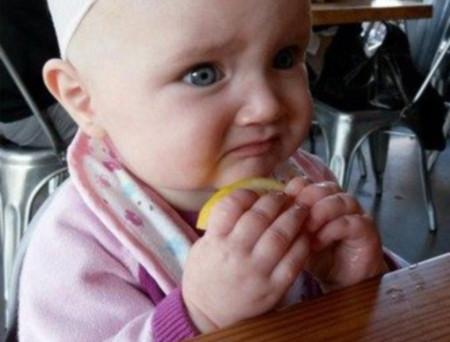 101 biểu cảm của bé khi bị dụ ăn chua khiến ai cũng đổ gục-8