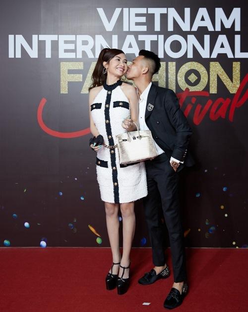 Hàng hiệu của 2 bà vợ Minh Nhựa: Người sang chảnh - người vẫn phèn-18