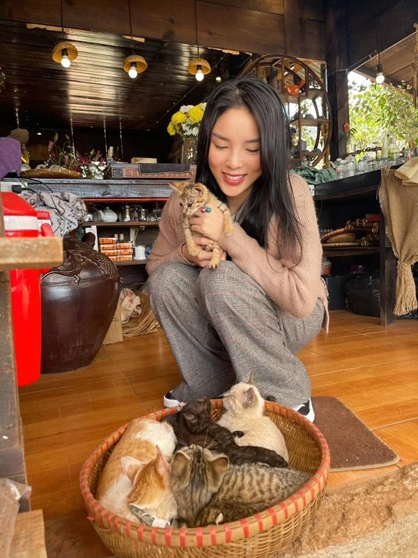 Khoảnh khắc đời thường dễ thương của hoa hậu Kỳ Duyên.