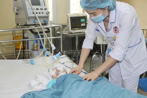 Em bé bị chấn thương sọ não do ngã đập đầu xuống đất-1