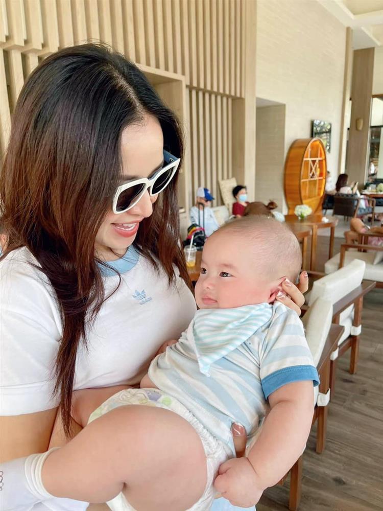 Cả mùa Tết chỉ để đi bế em bé của Chi Pu-4