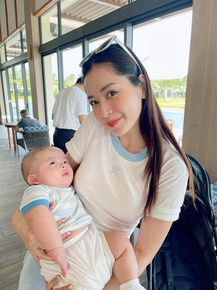 Cả mùa Tết chỉ để đi bế em bé của Chi Pu-5