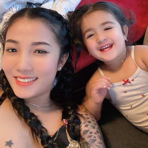 Dân mạng phát sốt cặp con lai đẹp như vẽ của mẹ 9X ở Cà Mau-4