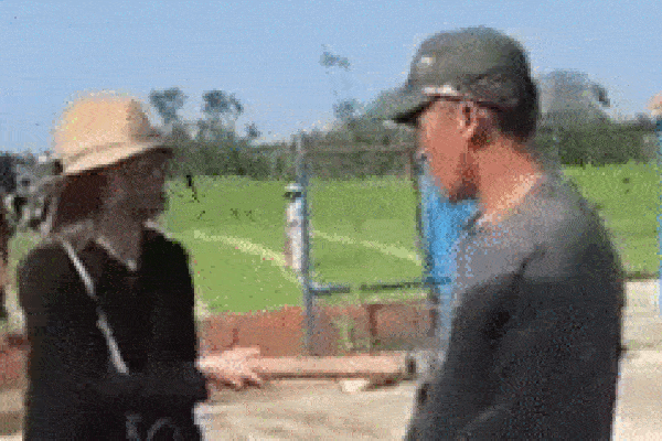 Clip: Bị sờ mó vòng 1, người phụ nữ đánh gã biến thái phải quỳ xuống xin lỗi-1