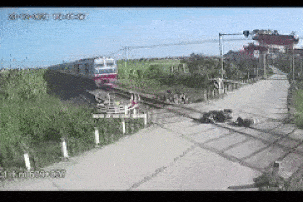 Cố băng qua đường tàu, thanh niên có 3 giây chạy thoát khỏi tử thần-1