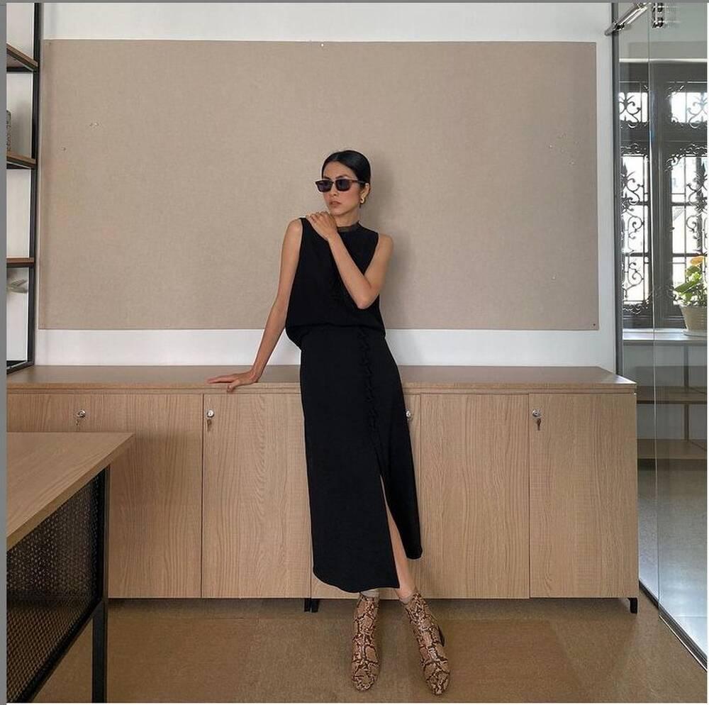 Tăng Thanh Hà diện cây đen đi làm, xài lại giày cũ vẫn cực sành điệu-1