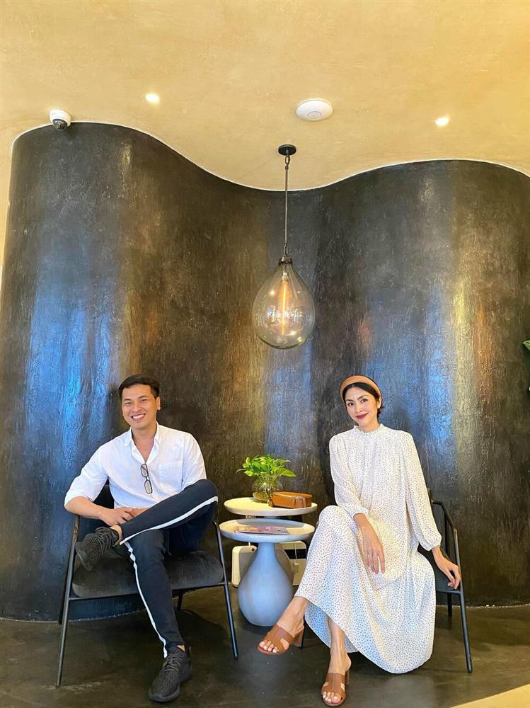 Tăng Thanh Hà diện cây đen đi làm, xài lại giày cũ vẫn cực sành điệu-5