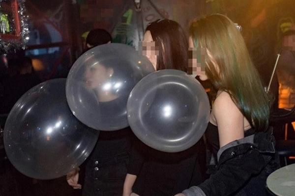 Xôn xao ảnh cô gái trẻ mang bình khí, thản nhiên hút bóng cười-3