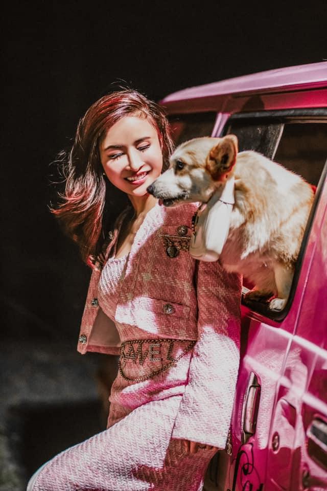 Vợ hai Minh Nhựa ăn bánh bơ, đội mũ phớt mặc kệ chuyện ly hôn của chồng-4