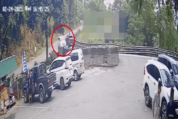 Clip: Ô tô vào cua đâm trúng vách đá, nhà 4 người gặp đại nạn trên đèo Bảo Lộc