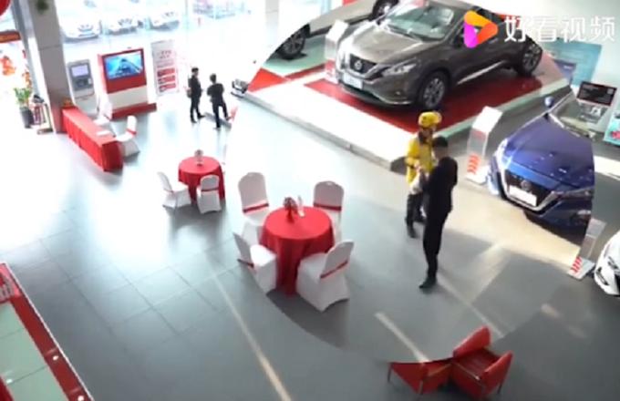 Giao hàng đến showroom, shipper chốt đơn mua luôn siêu xe bạc tỷ-1