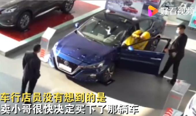 Giao hàng đến showroom, shipper chốt đơn mua luôn siêu xe bạc tỷ-3