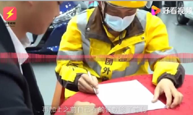 Giao hàng đến showroom, shipper chốt đơn mua luôn siêu xe bạc tỷ-4