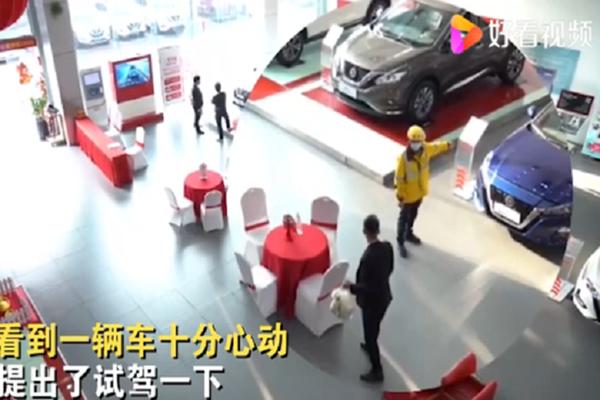 Tài xế xe ôm livestream khóc nức nở tố cáo khách thích cao su giờ-5