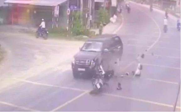 Chạy về báo tin cha bị tai nạn, con trai tông vào xe bán tải tử vong-2