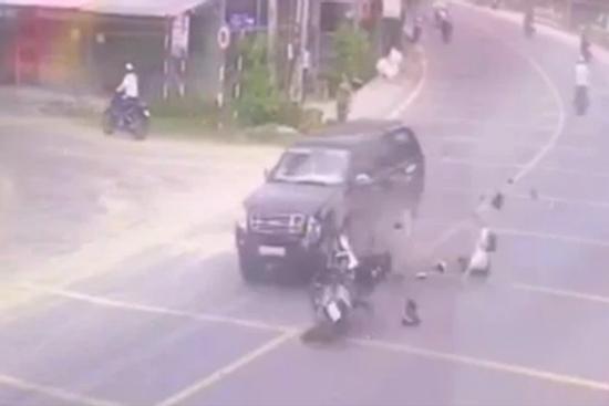 Chạy về báo tin cha bị tai nạn, con trai tông vào xe bán tải tử vong