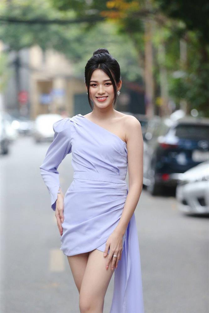 Đỗ Thị Hà phục thù cực đỉnh kiểu váy từng để lộ bụng mỡ-1