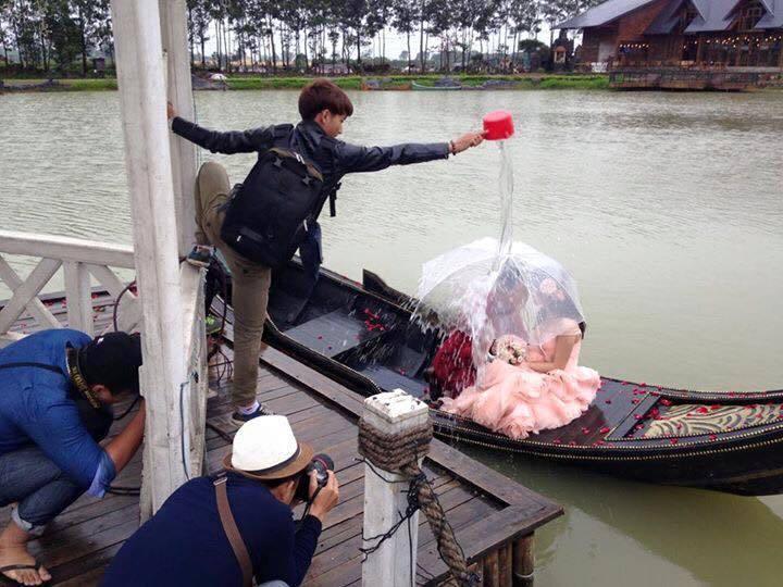 Phía sau một bức ảnh cưới long lanh là cả ekip uốn éo dàn dựng tới vẹo người-1