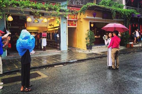 Cặp đôi đi Vũng Tàu chụp ảnh cưới nhưng lại dính chiêu lừa của bà bán hàng rong-5