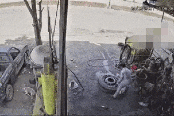 Clip: Bố tai nạn, con vội chạy về báo gia đình ai ngờ bị xe tải đâm tử vong-1