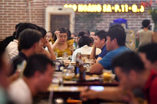TP.HCM cho mở lại nhà hàng, tiếp tục đóng cửa quán bar