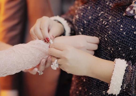 Phan Thành lần đầu khoe đám hỏi sang xịn, lóa mắt trước màn trao của hồi môn-10