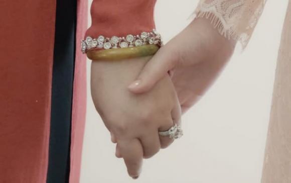 Phan Thành lần đầu khoe đám hỏi sang xịn, lóa mắt trước màn trao của hồi môn-11