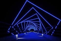 Cầu đi bộ phát sáng như phim khoa học viễn tưởng