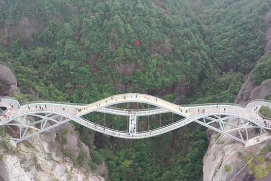 Cây cầu hình xoắn ốc độc đáo ở Trung Quốc
