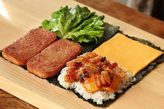 Học làm kimbap nhân thịt hộp, cá ngừ
