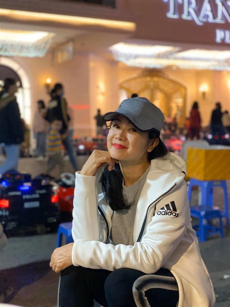 Bà Bạch Cúc phim Hướng Dương Ngược Nắng ăn mặc sành điệu ngoài đời-8