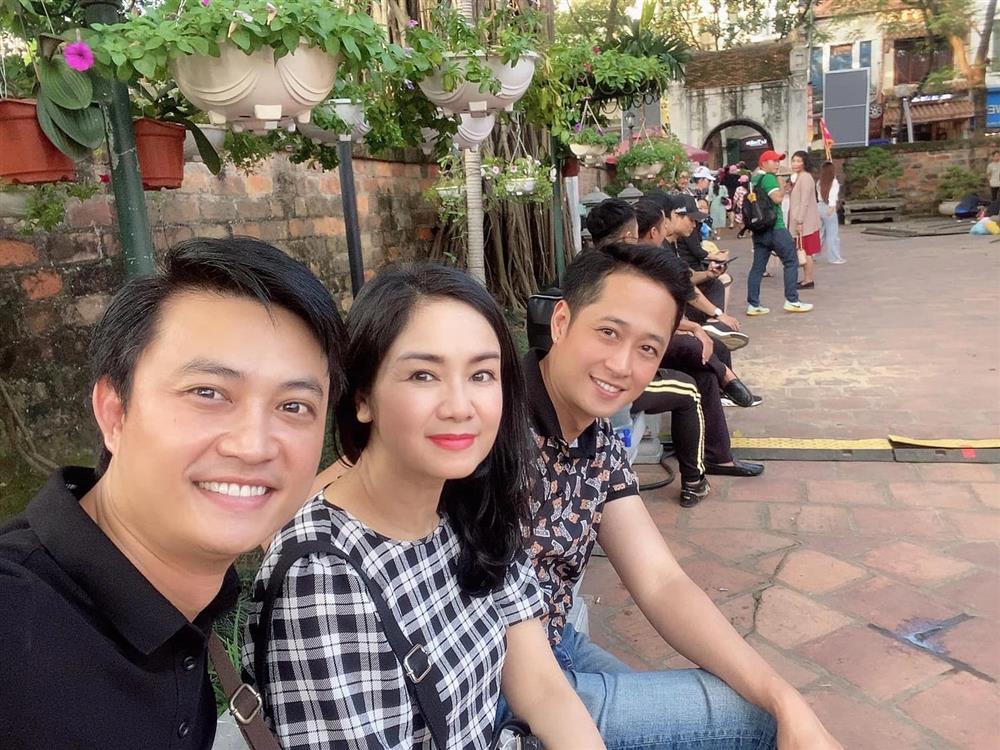 Bà Bạch Cúc phim Hướng Dương Ngược Nắng ăn mặc sành điệu ngoài đời-7