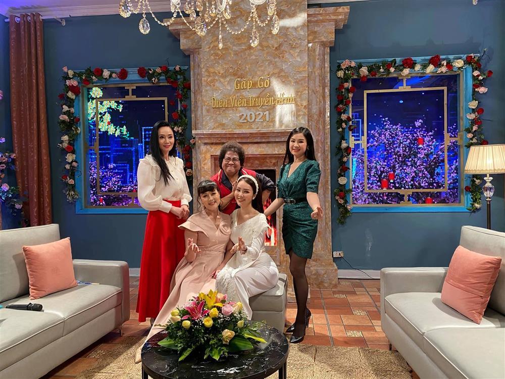 Bà Bạch Cúc phim Hướng Dương Ngược Nắng ăn mặc sành điệu ngoài đời-12