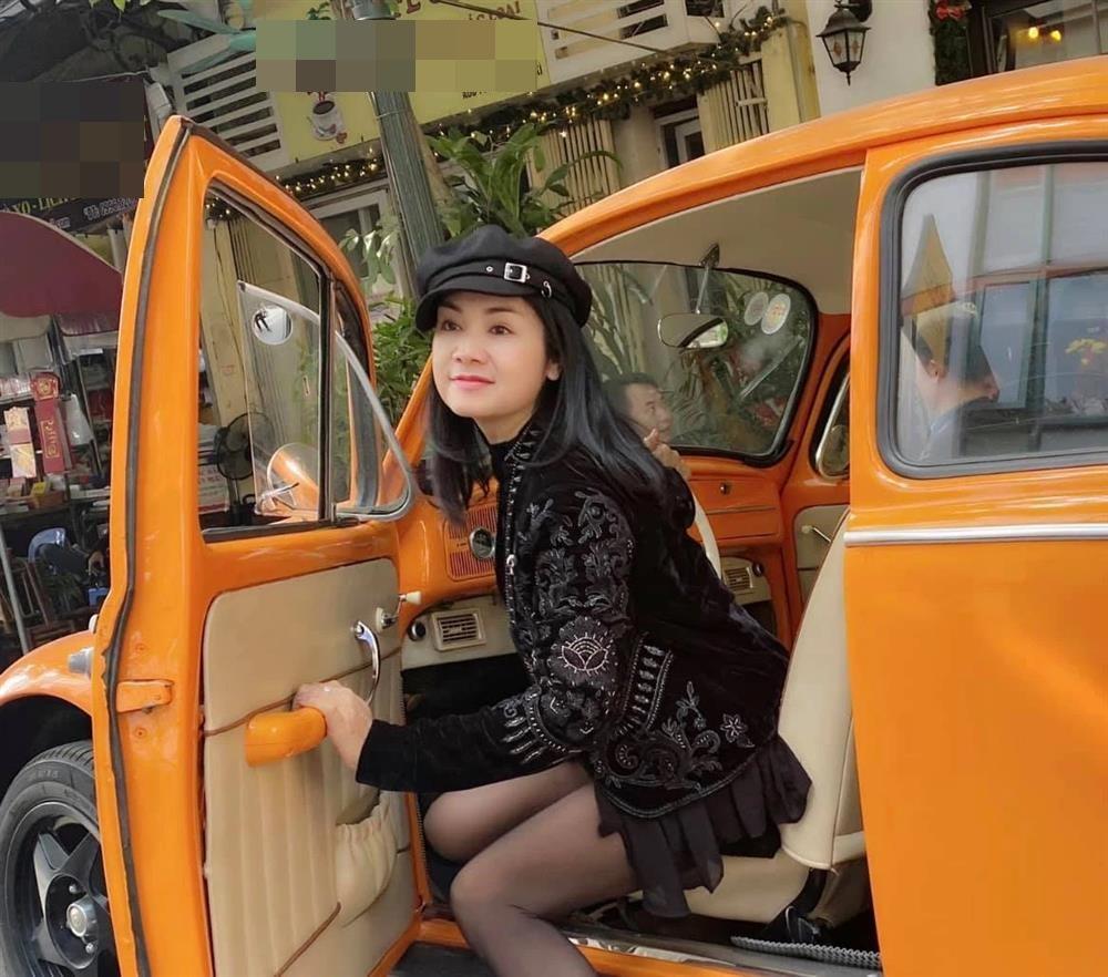 Bà Bạch Cúc phim Hướng Dương Ngược Nắng ăn mặc sành điệu ngoài đời-9