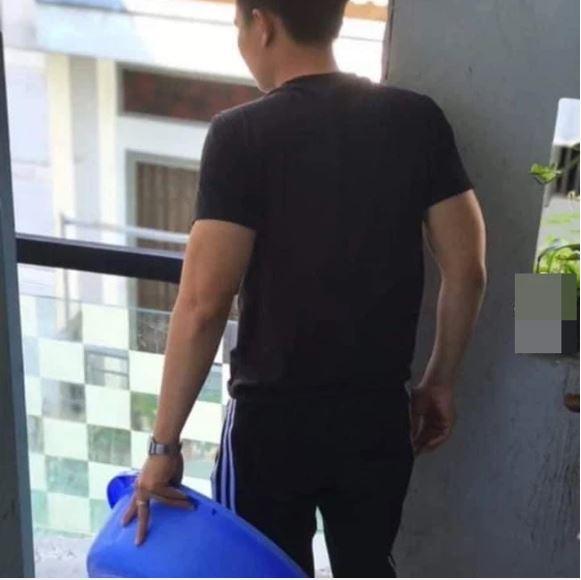 Thanh niên đổ nguyên chậu nước vào dàn phụ dâu gây phẫn nộ-4