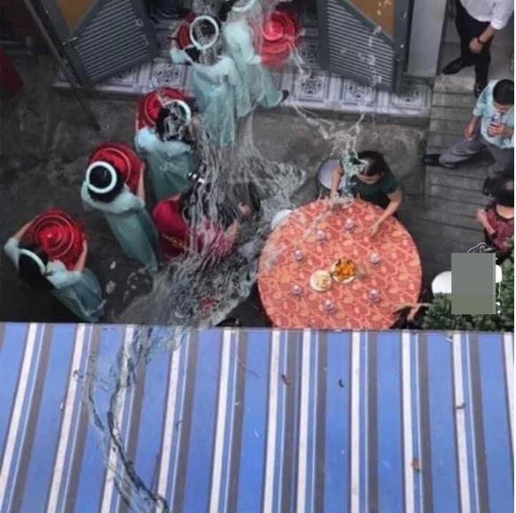 Thanh niên đổ nguyên chậu nước vào dàn phụ dâu gây phẫn nộ-5