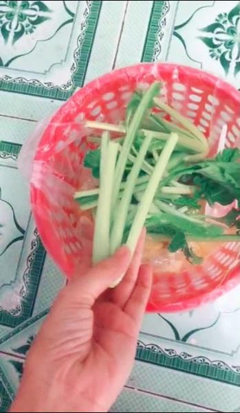 Tưởng nồi canh ngon lành cành đào, cô gái bỗng phát hiện ra chuyện khó tin trong sọt rác-1