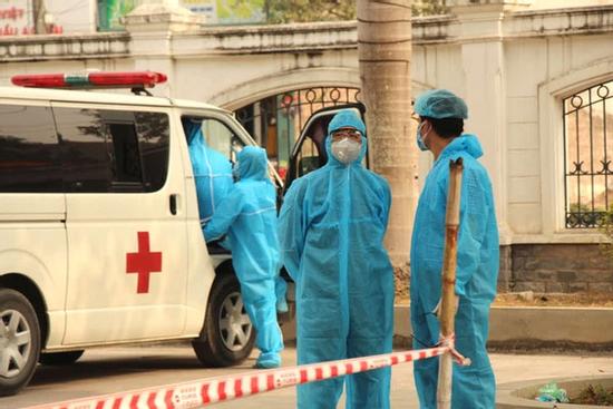 Đang cách ly, người phụ nữ ở Cẩm Giàng vẫn ra chợ bán thịt lợn