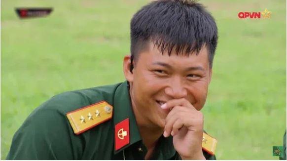 Hiếm khi Hậu Hoàng khoe eo con kiến, Mũi trưởng Long bị réo tên ầm ầm-2