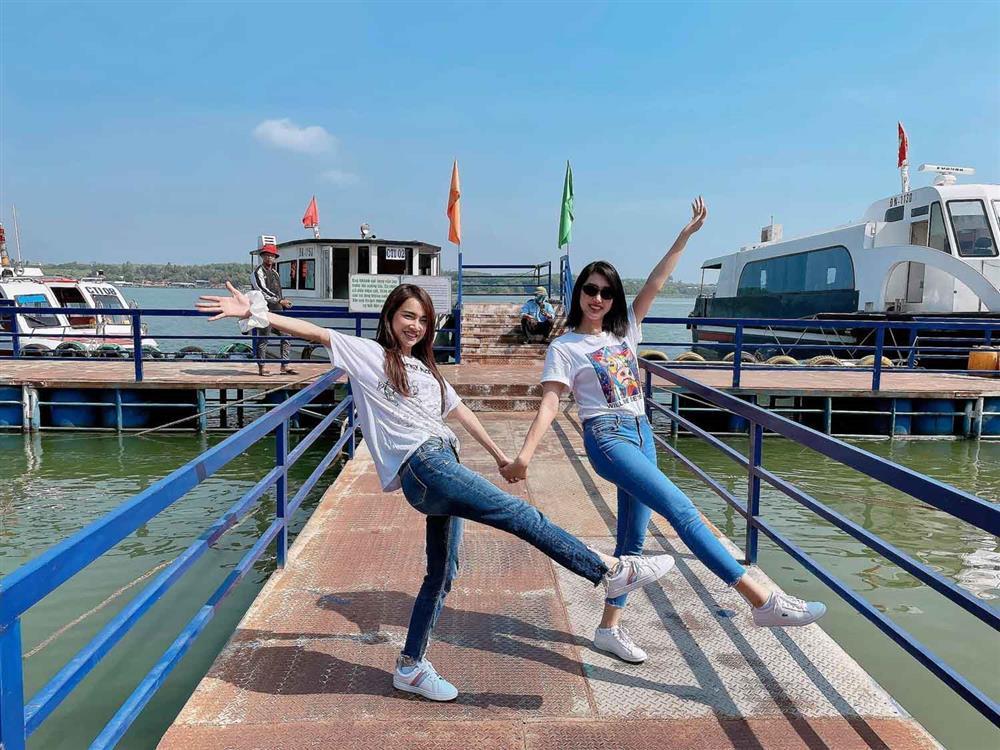 Nhã Phương, Đỗ Mỹ Linh, Hòa Minzy kiễng chân hack chiều cao-1