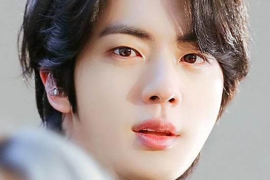 Jin BTS gây bão trending thế giới chỉ với một câu chú thích