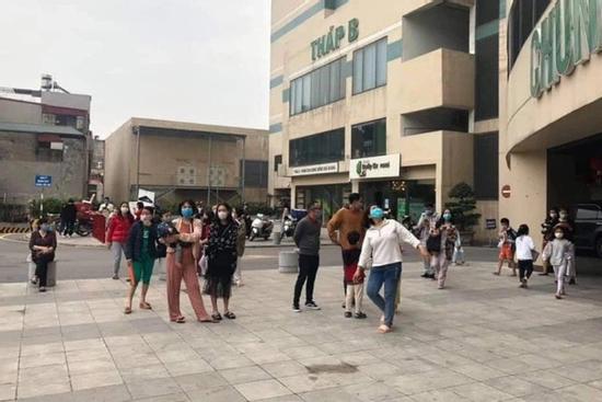 Cháy chung cư Mipec Long Biên, người dân hoảng loạn tháo chạy