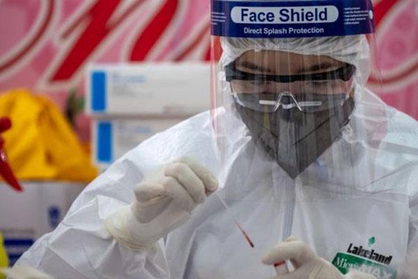 Một người rét run, co quắp sau tiêm vaccine Covid-19-2