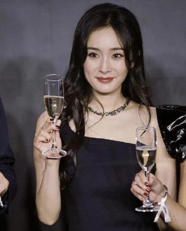 Dương Mịch gây bất ngờ với hình ảnh xuống sắc và tăng cân thấy rõ-3