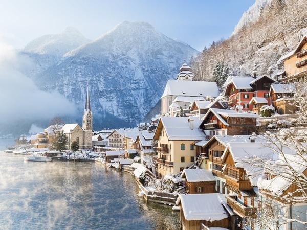 Hallstatt, Áo: Trông như một tấm bưu thiếp, ngôi làng Hallstatt được ôm ấp bởi các đỉnh núi và những đám mây thấp bao quanh. Nằm ở vùng núi Salzkammergut, lịch sử lâu đời của Hallstatt khởi đầu với việc người địa phương phát hiện ra các mỏ muối trong vùng vào thời tiền sử, khoảng năm 4.000 trước Công nguyên. Ngày nay, phần lớn kiến ​​trúc có niên đại từ thế kỷ 16. Ảnh: Jakob Radlgruber.