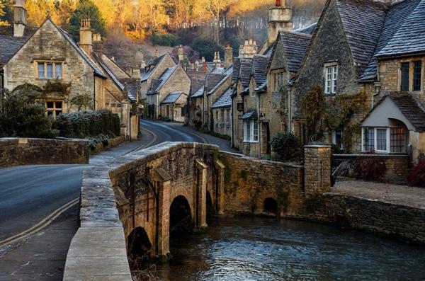 Castle Combe, Anh: Với những ngôi nhà bằng đá Cotswolds đặc trưng và các con đường quê quanh co, Castle Combe được mệnh danh là ngôi làng đẹp nhất nước Anh. Là nơi đầu tiên được người Celt định cư vào thời cổ đại, sau đó, ngôi làng trở thành trung tâm khu vực cho ngành công nghiệp len trong thời Trung cổ. Nhiều địa danh ở Castle Combe, bao gồm một ngã tư chợ, một máy bơm nước cũ và nhà thờ Thánh Andrew, được xây dựng trong thời kỳ này. Ảnh: Shutterstock.